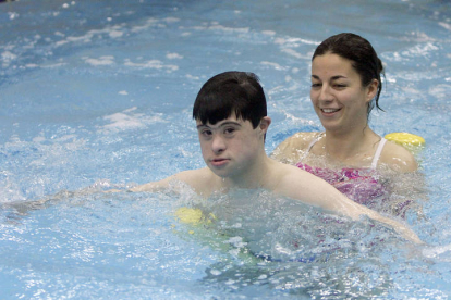 Rubén, en 2014, en Asprona, junto con su terapeuta y maestra de educación especial, Marta Roy, en una sesión de piscina terapéutica. BRUNO MORENO