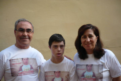 Rubén y sus padres con la camiseta de la campaña ‘Un cole para Rubén’, en 2014. DAVID CALLEJA LUCAS