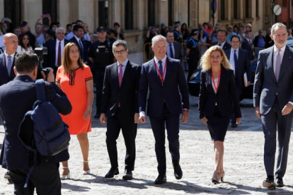 El Rey Felipe VI llega a la basílica de San IsidoRo acompañado por el resto de autoridades. FERNANDO OTERO