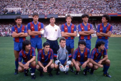 Valverde y Unzué, abajo, en el centro, rodeados por los otros fichajes de Cruyff en 1988. Arriba: López Rekarte, Julio Salinas, Soler, Manolo Hierro y Serna. Abajo, Bakero, Eusebio y Begiristain.