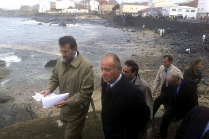 Mariano Rajoy, junto al Rey, visita Muxía, afectada por el vertido del 'Prestige', el 2 de diciembre del 2002.
