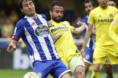 Mosquera, del Deportivo, disputa un balón con Gaspar, en el encuentro del domingo en Vila-Real.