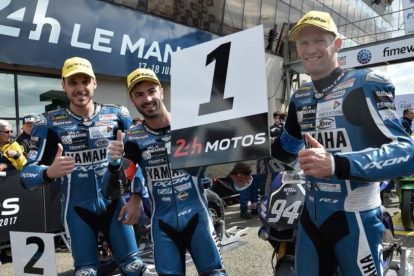 David Checa (derecha) celebra el triunfo en las 24 horas de Le Mans junto a sus compañeros de Yamaha, Niccolo Canepa (izquierda) y Mike di Meglio.