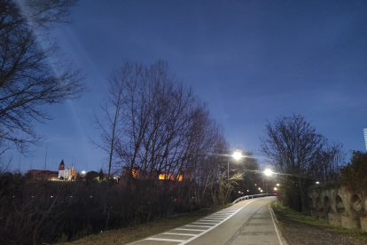 La iluminación en el tramo que va desde el puente sobre el río Esla hasta el aparcamiento del Polideportivo. A. M.
