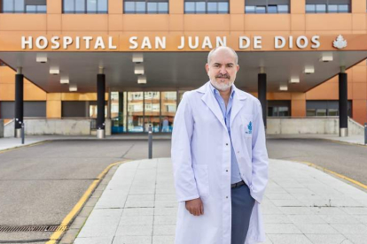 El doctor José Manuel Valle Folgueral a las puertas del Hospital San Juan de Dios. DL