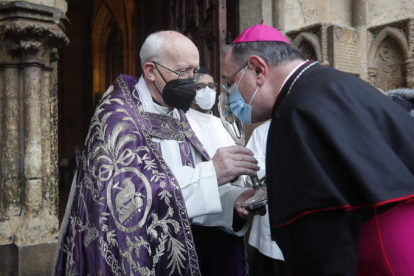 En el atrio de la Catedral al nuevo obispo se le ofreció la reliquia del Lignum Crucis. JESÚS F. SALVADORES