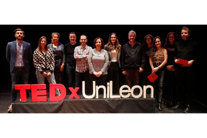 Foto de familia de los participantes en la tercera edición de TEDxUnileon, que se celebró en El Albéitar. FERNANDO OTERO