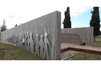 Aspecto del monumento en recuerdo a los represaliados en el cementerio municipal de León.