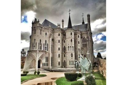 Astorga puede presumir de su rico y extenso legado patrimonial. Y con algunas joyas como las cloacas o red de saneamiento que data de la época romana y que pueden ser visitadas en algunos de sus tramos para deleite de quienes lo hacen. El Palacio episcopal obra de Antonio Gaudí es otra de las grandes joyas y atractivos de la bimilenaria ciudad sin olvidarse de sus calles o plazas como la que acoge en su seno la Casa Consistorial con los maragatos Colasa y Zancuda marcando las horas todo el año.