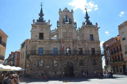 Astorga puede presumir de su rico y extenso legado patrimonial. Y con algunas joyas como las cloacas o red de saneamiento que data de la época romana y que pueden ser visitadas en algunos de sus tramos para deleite de quienes lo hacen. El Palacio episcopal obra de Antonio Gaudí es otra de las grandes joyas y atractivos de la bimilenaria ciudad sin olvidarse de sus calles o plazas como la que acoge en su seno la Casa Consistorial con los maragatos Colasa y Zancuda marcando las horas todo el año.