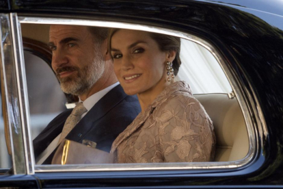Felipe VI y Letizia, tras su llegada a Oporto, este lunes.