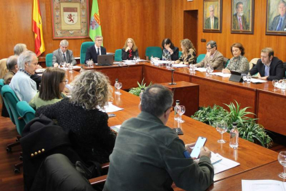 Un momento de la reunión del Consejo Social celebrada ayer en El Albéitar. DL