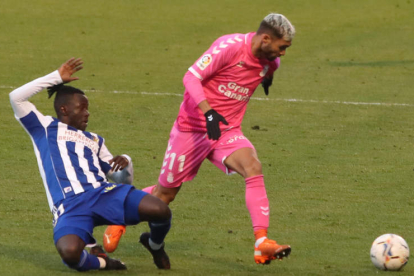 Moussa Sidibé sustituyó a Curro en el minuto 82 del choque del pasado sábado entre la Deportiva y la UD Las Palmas. ANA F. BARREDO