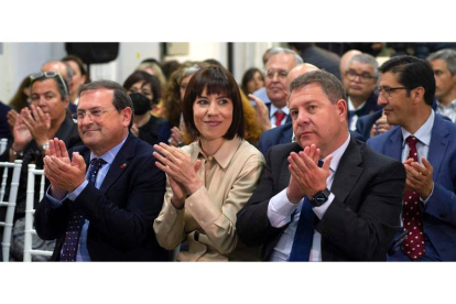La ministra Isabel Morant, acompañada del presidente de Castilla-La Mancha en su última visita a Puertollano en abril. JESÚS MONROY
