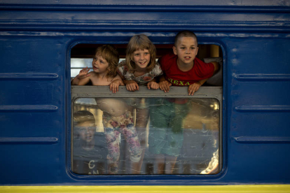 Imagen de cuatro niños en un tren de Ucrania. ORLANDO BARRÍA