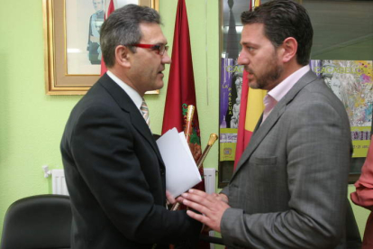 Adolfo Canedo, el nuevo alcalde del PP de Cacabelos en junio pasado, recibiendo el bastón del ex regidor socialista, José Manuel Sánchez.