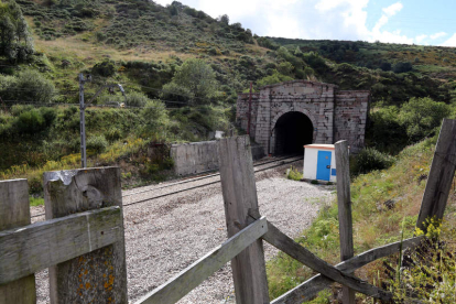 El túnel de La Perruca queda como uno de los emblemas de la Rampa de Pajares. RAMIRO