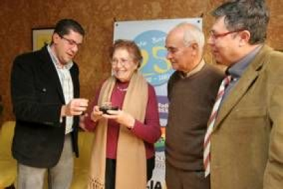 Tascón entregó el premio a Elpidia Cordero, junto al presidente de la asociación y Eduardo Fernández