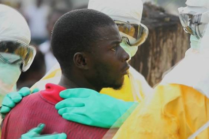 Un enfermo de ébola escapa del hospital para ir a buscar comida en Liberia.