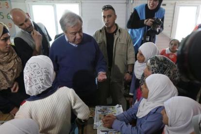 Antonio Guterres (centro), secretario general de la ONU, durante una visita al campo de refugiados de Zaatari (Jordania), el 28 de marzo.