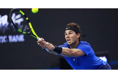 Nadal devuelve la bola al francés Lucas Pouille durante su debut en Pekín. HOW HWEE YOUNG