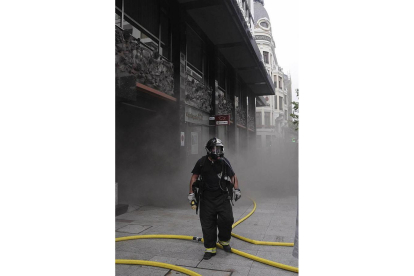 Un bombero trabaja en las labores de extinción del incendio. J. Casares | Efe.
