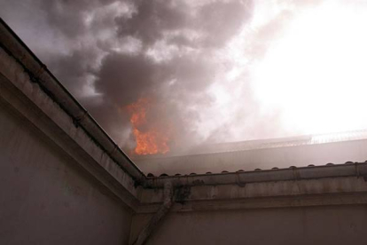 En la imagen, las llamas suben por un patio interior.  Peio García | Ical.