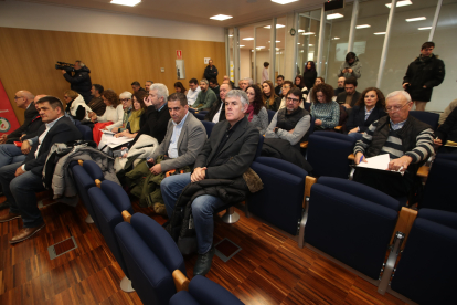 Alcaldes, concejales y otros agentes sociales asistieron a la presentación de la nueva oficina. L. DE LA MATA