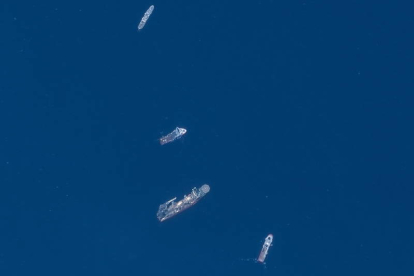 Los barcos de búsqueda y rescate del sumergible Titán siguen en la zona del Titánic. MAXAR TECHNOLOGIES