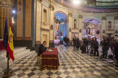 Feijóo firma del Plan de Calidad Institucional  ayer, en el el Oratorio de San Felipe Neri de Cádiz, cuna de la Constitución de 1812. ROMÁN RÍOS