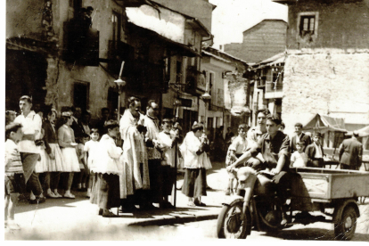 Bendición de una motocarro de Gaseosas Mateila en la vieja plazuela de San Pedro de Ponferrada, años cincuenta o primeros años de los sesenta. FOTOS ANTIGUAS DE PONFERRADA Y EL BIERZO. CORTESÍA DE CARMEN