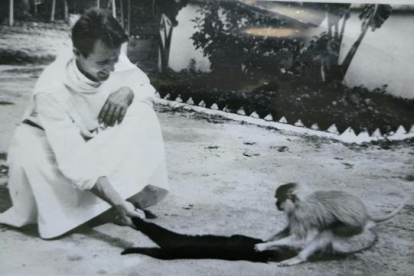 Simpática imagen de Benigno Suárez jugando con un mono durante su etapa de misionero. DL