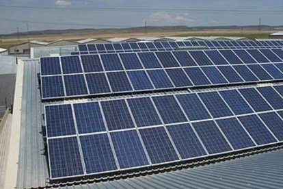 Planta fotovoltaica en un polígono industrial.
