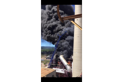 El humo inundó por completo la torre de desulfuración. L. DE LA MATA