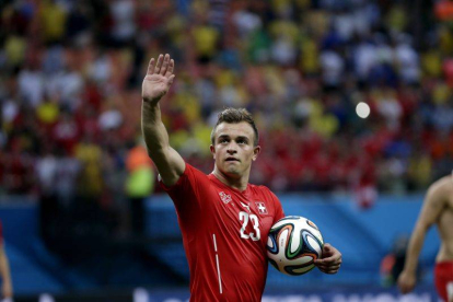 Shaqiri saluda a los aficionados tras finalizar el encuentro.