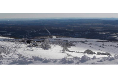 Vista de la Maragatería desde Foncebadón tras las pasadas nevadas, donde previsiblemente se instalaría el parque eólico ‘Alto de las Eras’. JESÚS F. SALVADORES