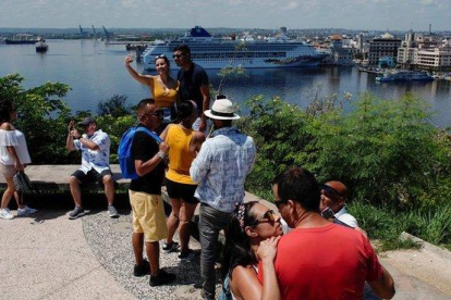 Unos turistas en La Habana.