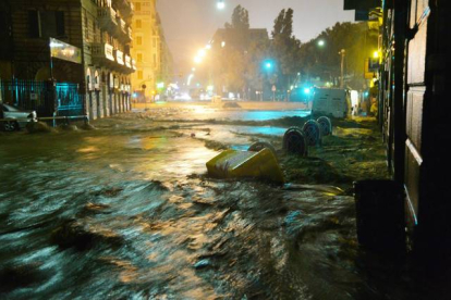 Una de las calles genovesas, inundada por las fuertes lluvias de la noche del jueves.