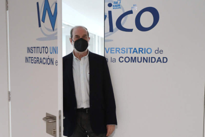Miguel Ángel Verdugo Alonso en la sede de Inico. JM GARCÍA