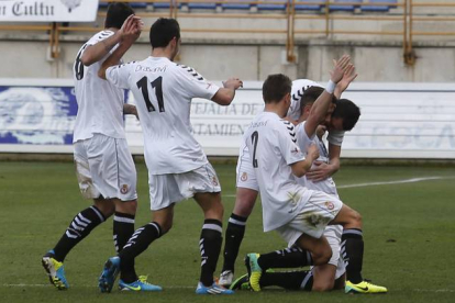 Los jugadores de la Cultural celebran el gol de Góngora