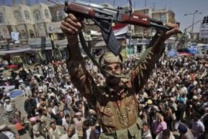 Un oficial yemení muestra su arma durante una protesta contra el régimen de Saleh.