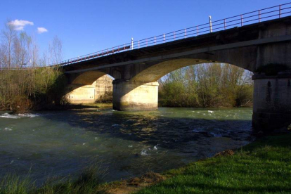 El río Porma, a su paso por Puente Villarente, en una imagen de archivo.