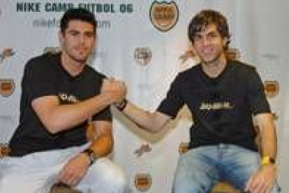 Valdés, a la izquierda, y Cesc Fábregas se estrecharon la mano ayer