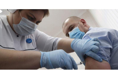Una enfermera rusa pone una vacuna, ayer. FMAXIM SHIPENKOV
