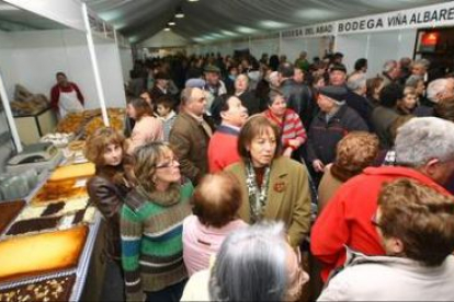 La apertura de la feria en la plaza Santa Bárbara atrajo a numerosos bembibrenses