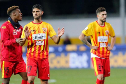 Los jugadores del Benevento tras sufrir la decimotercera derrota del campeonato.