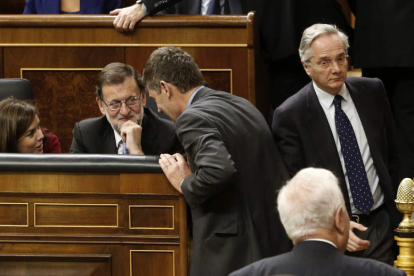 Gómez de la Serna pasa al lado de Rajoy, ayer, en la constitución del Congreso.