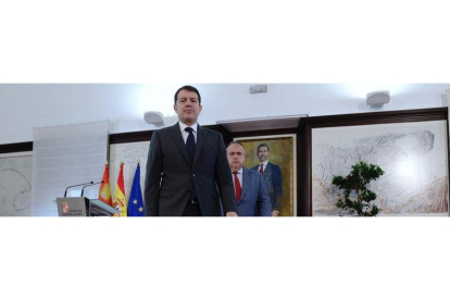 El presidente, Alfonso Fernández Mañueco, con el consejero de Sanidad, Alejandro Vázquez, antes de la  declaración institucional ayer, en Valladolid. NACHO GALLEGO