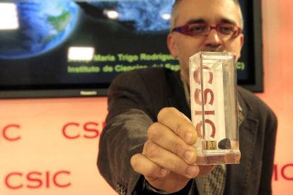 El astrofísico Josep María Trigo, director del equipo investigador, muestra el meteorito Ardón, ayer, en la sede del CSIC.
