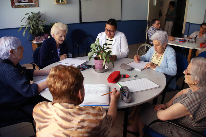 Camila Wu, Samantha Sestak e Inés Marie François realizan voluntariado en Alzheimer León. PEIO GARCÍA/ICAL